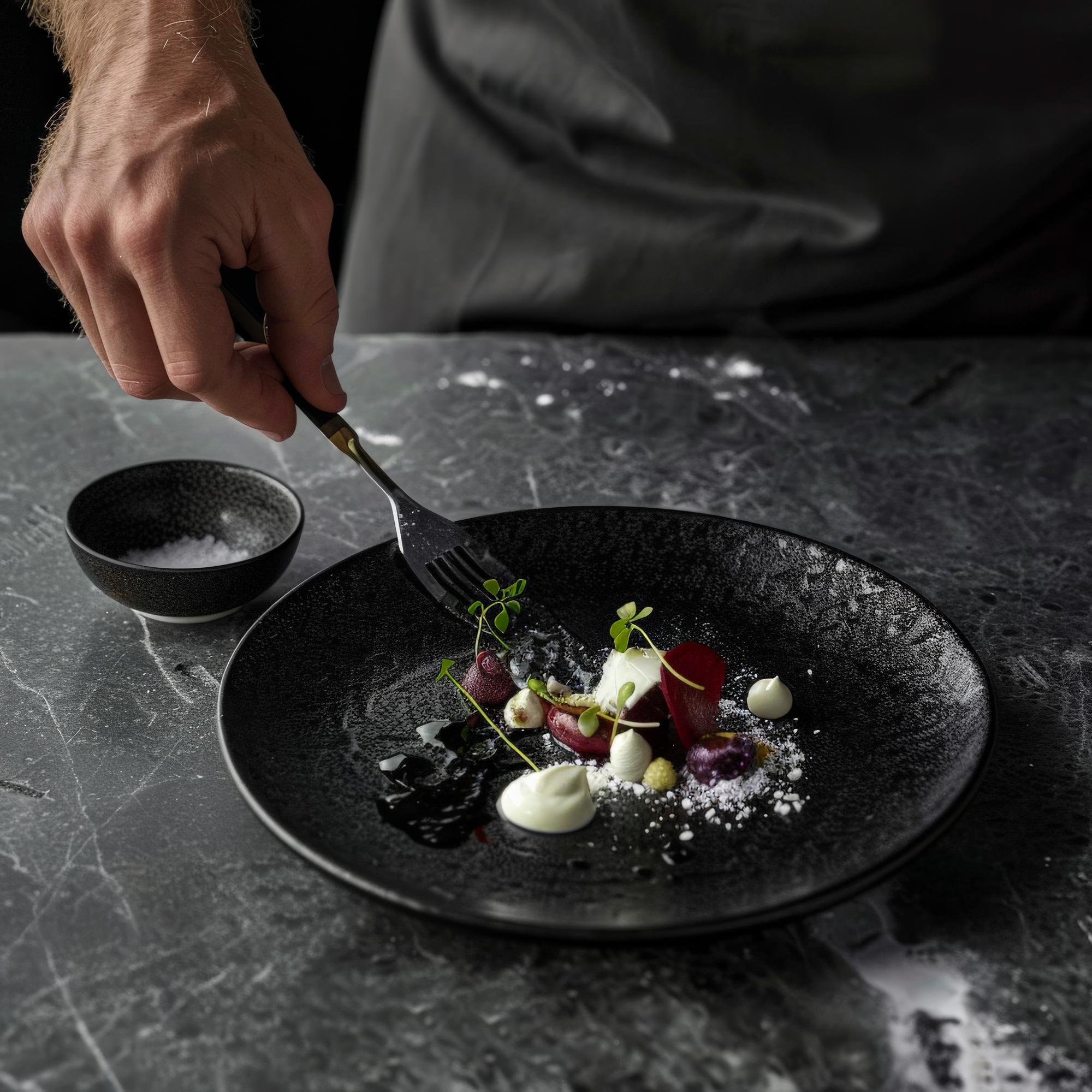 atelier culinar, bucătar pregătind o farfurie delicată